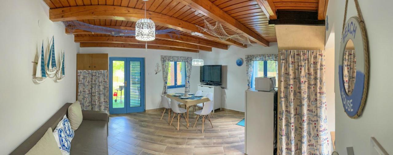 Villa Popeye Jakuzzis Nyaralohaz Бекессентандраш Экстерьер фото