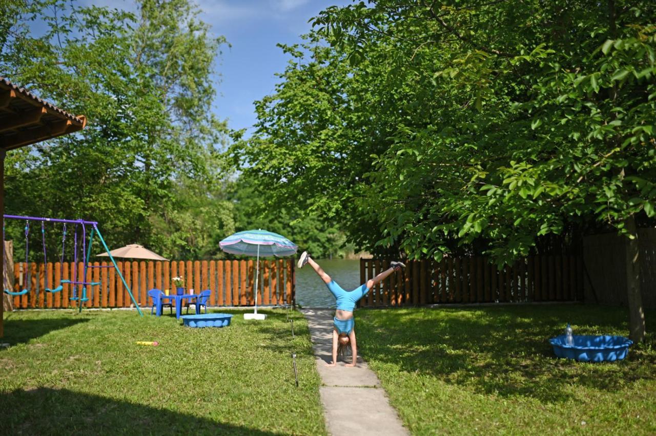 Villa Popeye Jakuzzis Nyaralohaz Бекессентандраш Экстерьер фото